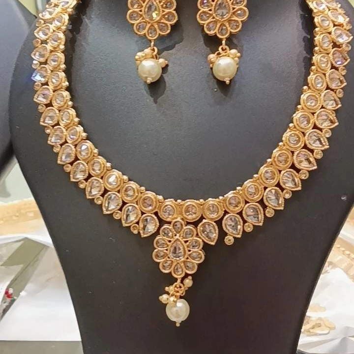 Gold-Plated Kundan Bridal Necklace Set with Teardrop Stones & Pearl Drop Pendant – Traditional Wedding Jewelry with Matching Long Earrings